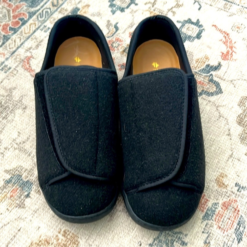Size 7ED Easy open slippers for anyone with mobility issues